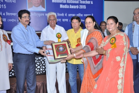 Ms. Indira Kohli receiving Dr. Radhakrishnan National Teacher Award